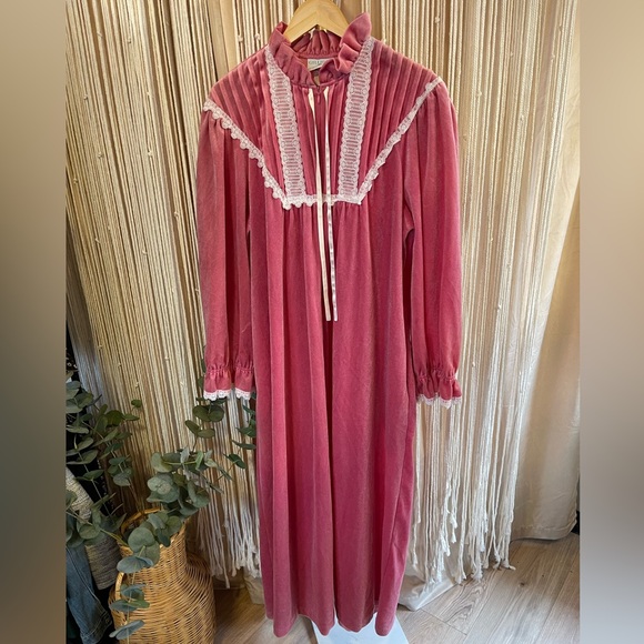 Vintage Gilligan O'Malley Pink Velvet Nightgown Robe with white lace trim - Picture 7 of 7